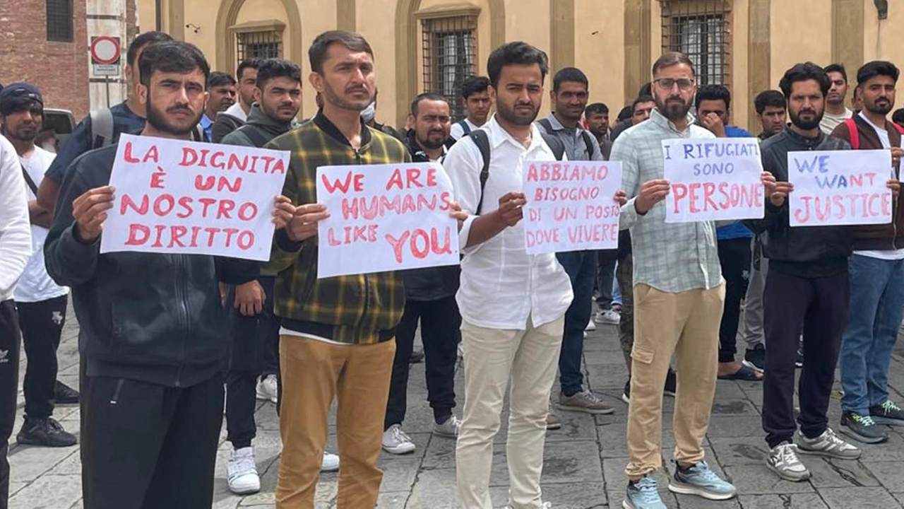 Una protesta dei migranti pakistani che chiedono accoglienza Una protesta dei migranti pakistani che chiedono accoglienza