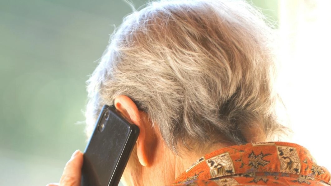 L’esca per la truffa: una telefonata che parla di un incidente causato da un familiare