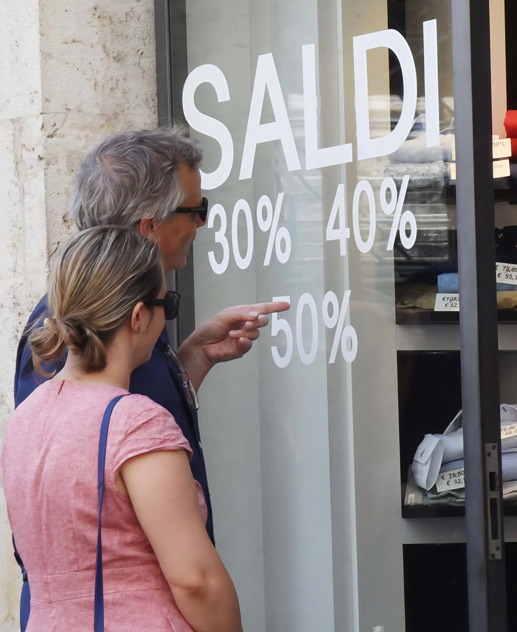 https://www.lanazione.it/image-service/view/acePublic/alias/contentid/M2RlODJlMGItMDNmNC00/0/e-gia-tempo-di-saldi-lanalisi-di-confesercenti-iniziano-troppo-presto-andrebbero-spostati.jpeg