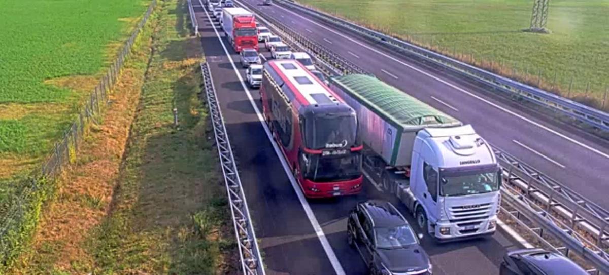 Incidente sulla A1, coinvolti due mezzi pesanti e un’auto. Lunghissime code