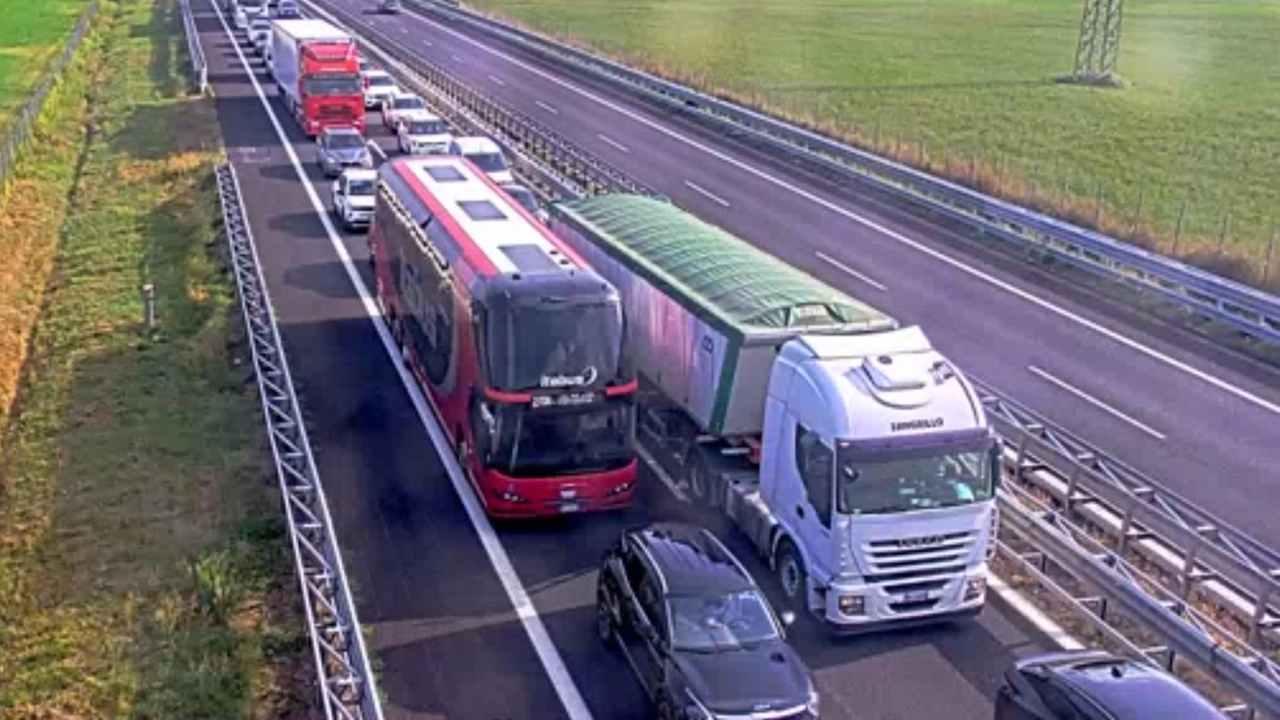 I veicoli in coda sull'Autostrada del Sole nel tratto interessato dall'incidente I veicoli in coda sull'Autostrada del Sole nel tratto interessato dall'incidente