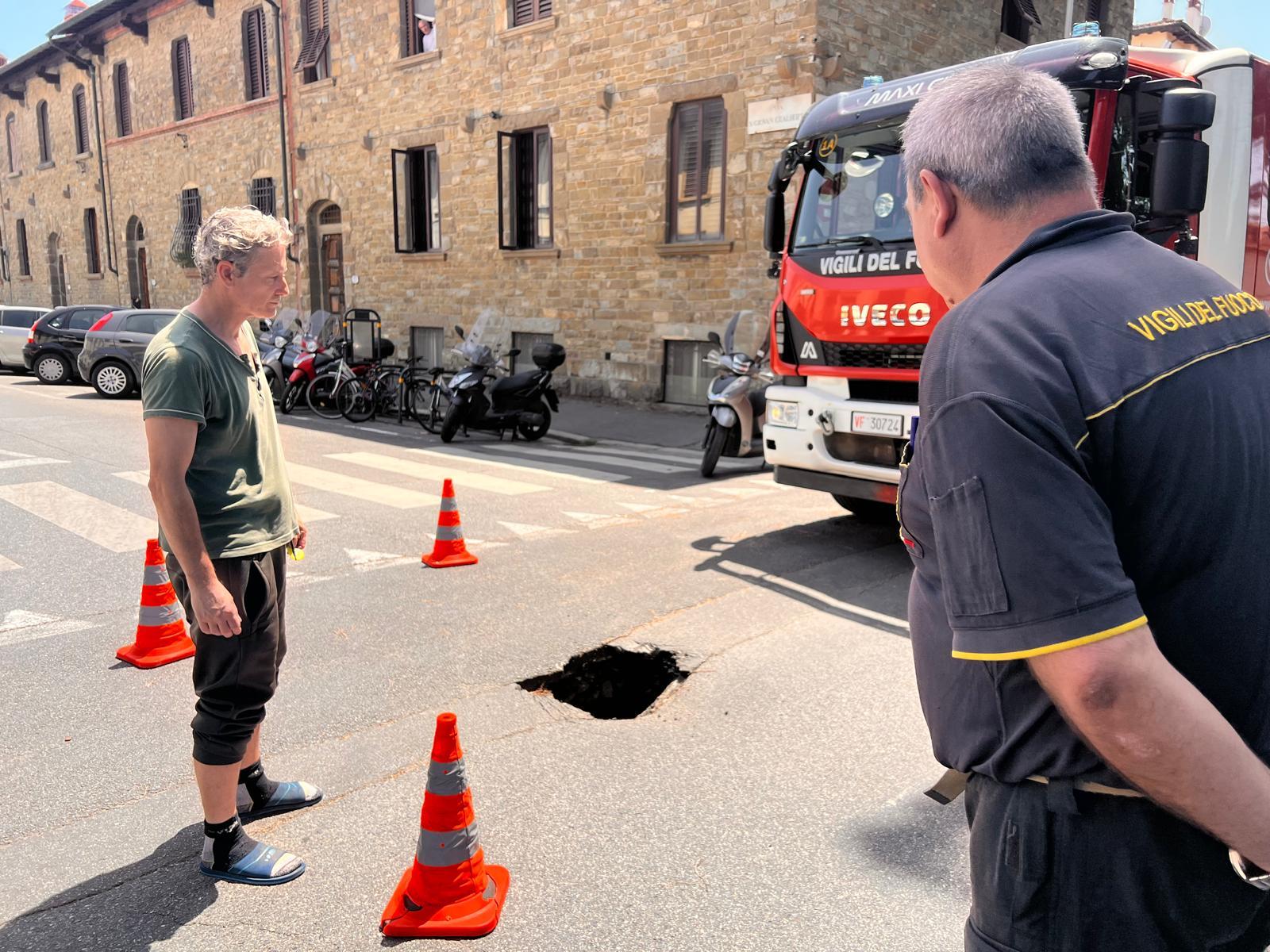 Firenze, voragine in via Lungo l’Affrico: stop alla circolazione Firenze, voragine in via Lungo l’Affrico: stop alla circolazione