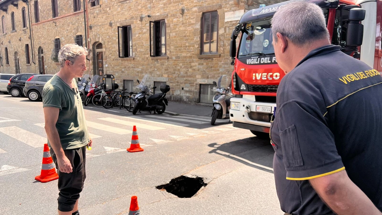 La voragine che si è aperta per strada