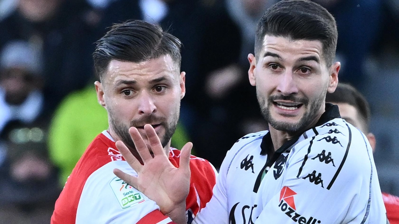 Alex Redolfi (a sinistra) il difensore centrale del Mantova nel mirino dell’Arezzo, durante un duello con un avversario nell’ultimo torneo di B Alex Redolfi (a sinistra) il difensore centrale del Mantova nel mirino dell’Arezzo, durante un duello con un avversario nell’ultimo torneo di B