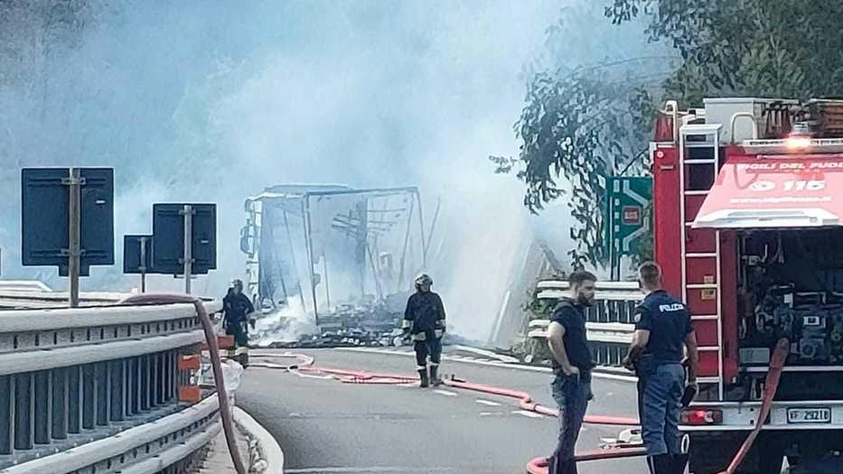 VIAREGGIO Inferno sull’A11. Camion brucia, collina a fuoco