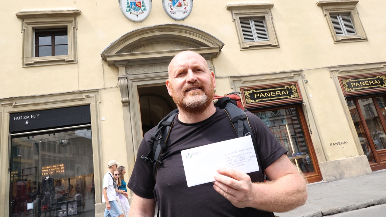 L’arrivo a Firenze del sindaco di Barberino Tavarnelle, David Baroncelli, dopo 100 chilometri a piedi (foto Gianluca Moggi/ NewPressPhoto)