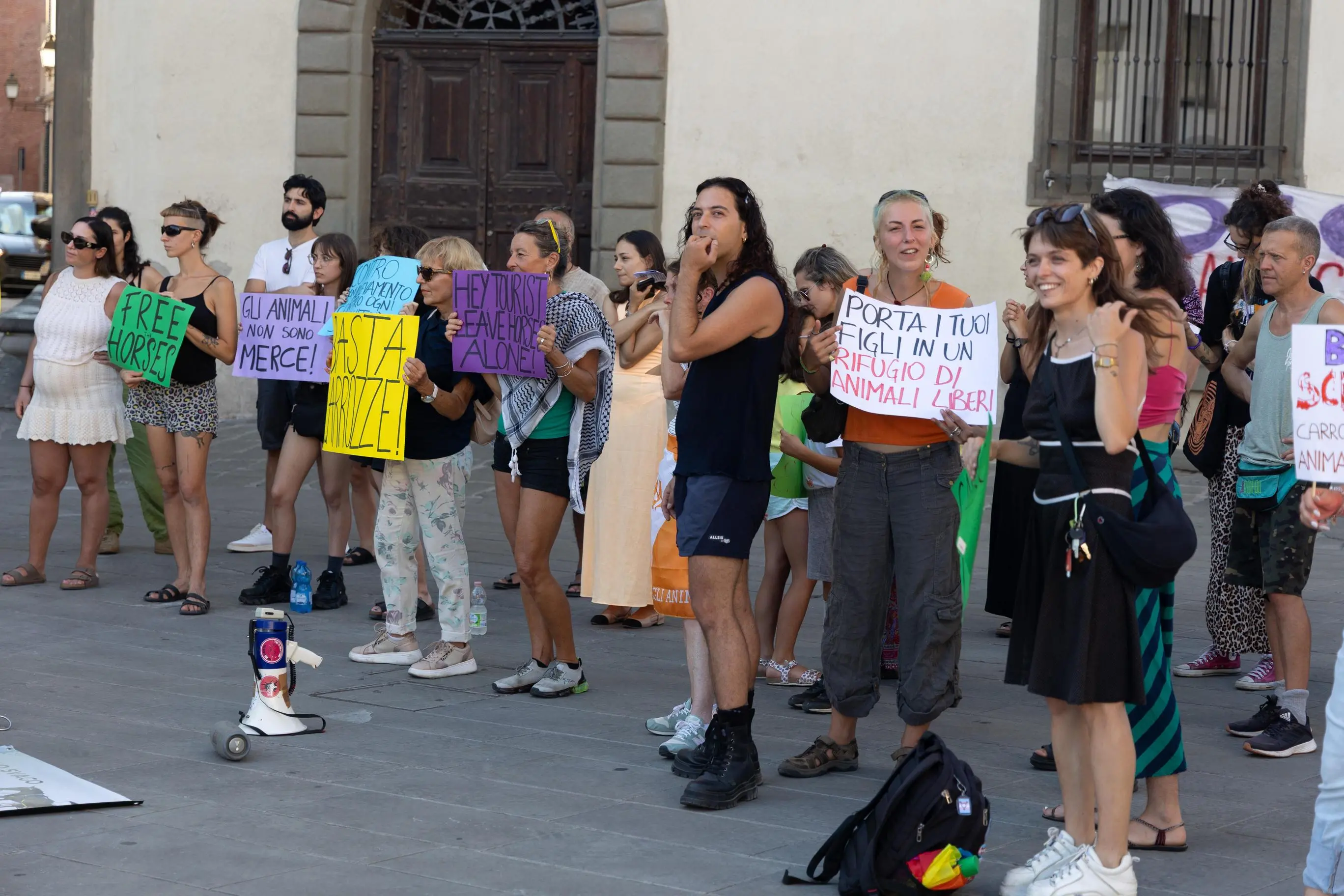 Stop carrozze, animalisti in piazza. Ma i vetturini cambiano tragitto