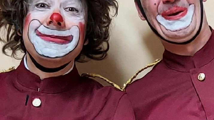 Domani alle 21 a Officina Giovani, la compagnia Manicomics Teatro porta in scena "Opera Clown", spettacolo che unisce comicità e musica classica per coinvolgere un pubblico di tutte le età. Un'opportunità per avvicinarsi al teatro e all'opera in modo divertente e coinvolgente.