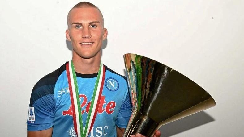 Leo Ostigard con la maglia del Napoli e la coppa dello scudetto vinto con i partenopei due anni fa Leo Ostigard con la maglia del Napoli e la coppa dello scudetto vinto con i partenopei due anni fa