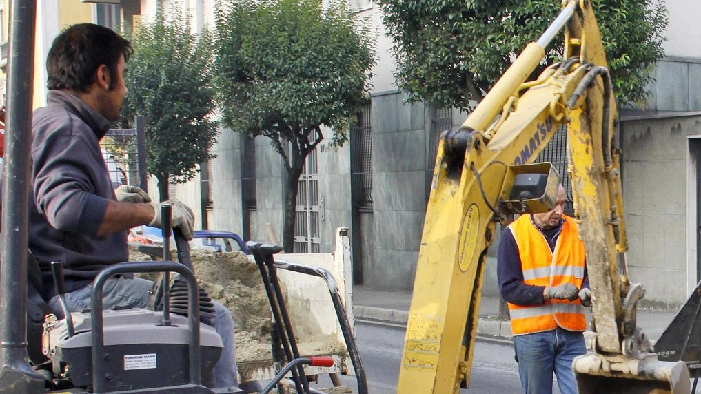 L’intervento consentirà di eliminare i black out invernali con la caduta delle piante sulla linea elettrica, nella foto di repertorio alcuni lavori su sede stradale