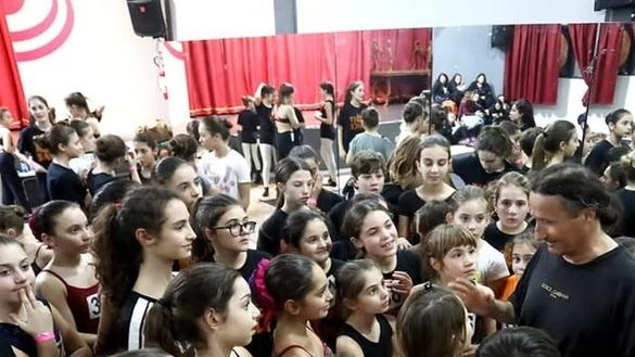 La Maison della Danza presenta stasera al teatro Petrarca di Arezzo lo spettacolo Danzando in stile, la scuola è diretta da Roberto Scortecci La Maison della Danza presenta stasera al teatro Petrarca di Arezzo lo spettacolo Danzando in stile, la scuola è diretta da Roberto Scortecci