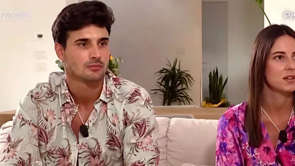 Mirco Rossi e Giulia Duranti, coppia aretina, parteciperanno a Temptation Island per mettere alla prova la loro relazione di 9 anni in crisi. Il reality andrà in onda presto su Mediaset. Mirco Rossi e Giulia Duranti, coppia aretina, parteciperanno a Temptation Island per mettere alla prova la loro relazione di 9 anni in crisi. Il reality andrà in onda presto su Mediaset.