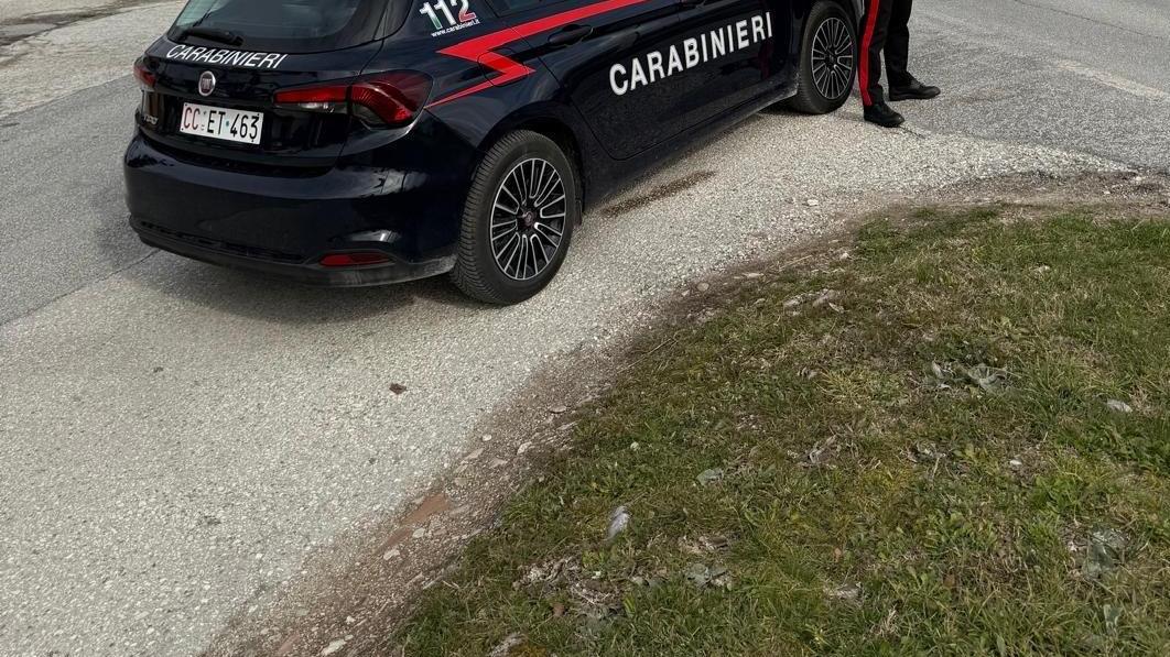 incappucciato con ciabatte ai piedi ladro seriale tradito dai video denunciato un 34enne di gubbio