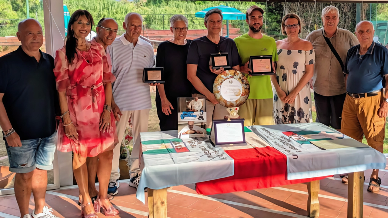 La premiazione di vincitori. e finalisti del Memorial Mauro Balloni di tennis La premiazione di vincitori. e finalisti del Memorial Mauro Balloni di tennis