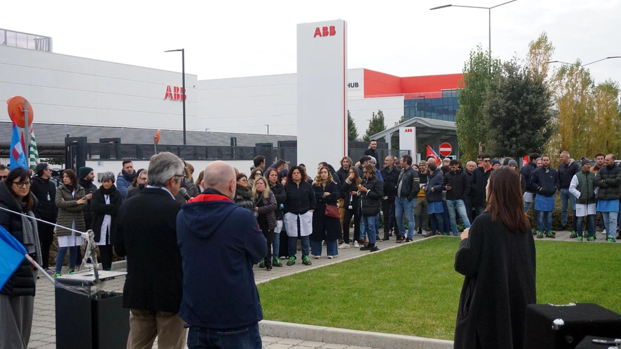 La manifestazione dello scorso 19 novembre davanti all’azienda La manifestazione dello scorso 19 novembre davanti all’azienda