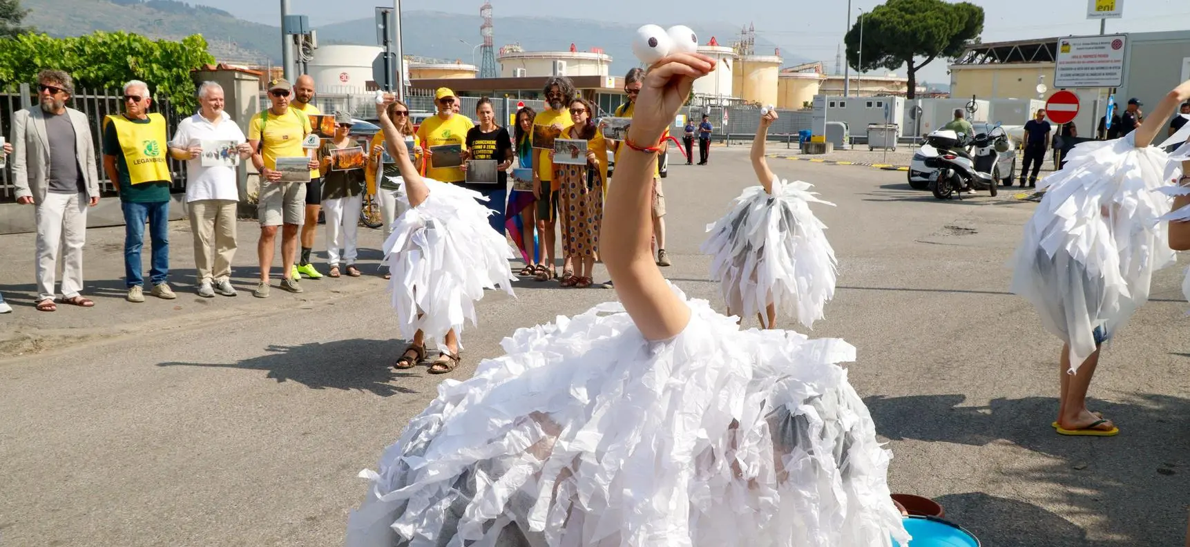 Il flash mob al deposito Eni. Struzzi contro fonti fossili: "Qui un hub di rinnovabili"