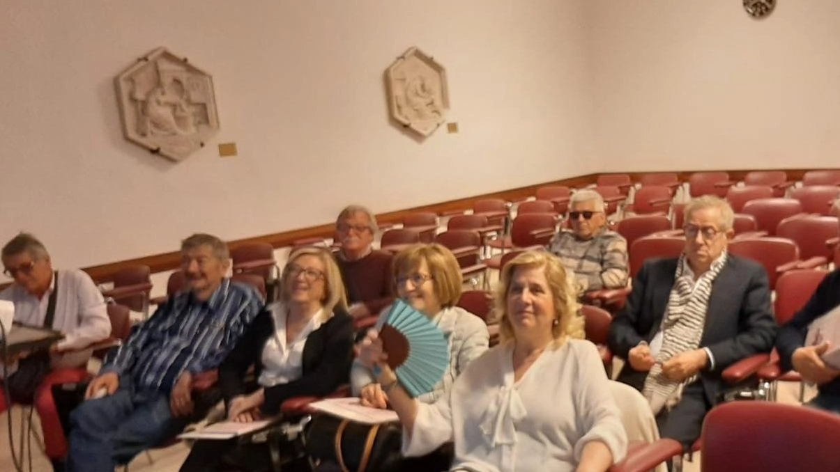 Dopo 55 anni i liceali si sono ritrovati per presentare il volume La classe. Dopo 55 anni i liceali si sono ritrovati per presentare il volume La classe.