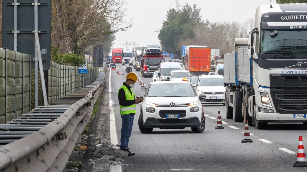 Ogni giorno in fila sull’arteria. Sopra da sinistra Antonio Mazzeo ed Eugenio Giani Ogni giorno in fila sull’arteria. Sopra da sinistra Antonio Mazzeo ed Eugenio Giani
