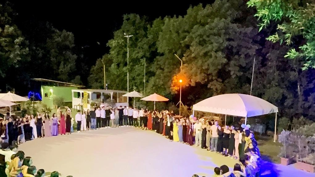 Uno scatto della festa del Liceo Lorenzini finita al centro delle cronache dopo i problemi causati dalla baby gang che si sarebbe resa protagonista di un lancio di sassi sui partecipanti all’evento Uno scatto della festa del Liceo Lorenzini finita al centro delle cronache dopo i problemi causati dalla baby gang che si sarebbe resa protagonista di un lancio di sassi sui partecipanti all’evento