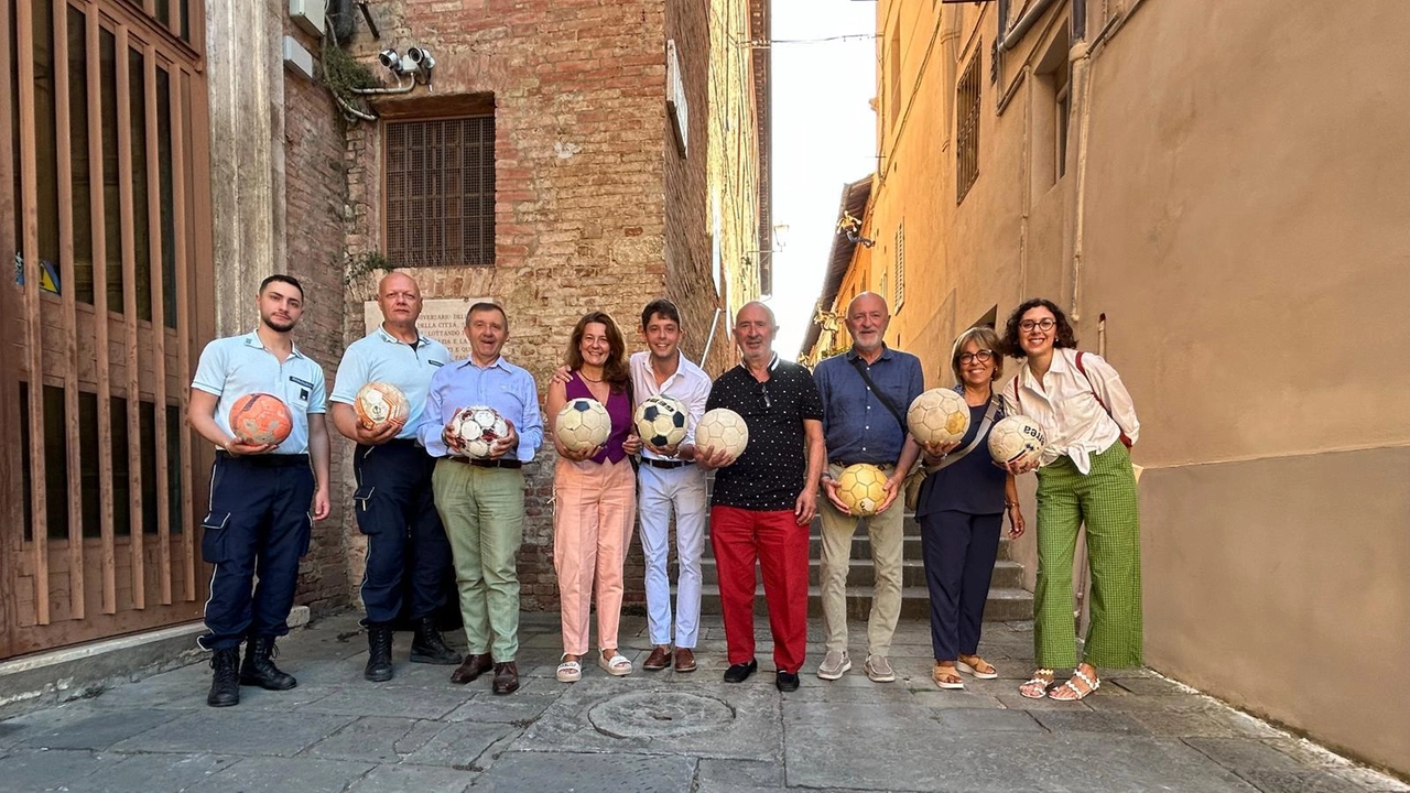 Ieri la consegna ai detenuti della casa circondariale dalle associazioni senesi Ieri la consegna ai detenuti della casa circondariale dalle associazioni senesi