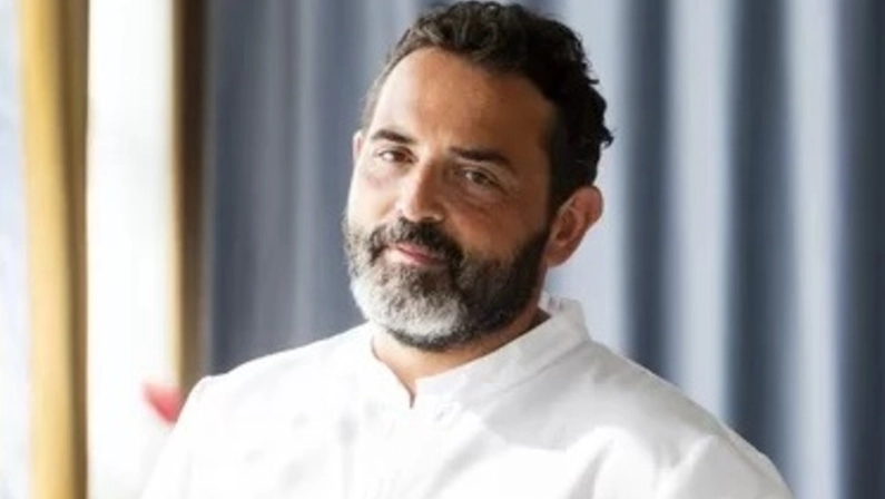 Lo chef Giuseppe Mancino del Piccolo Principe, al Grand Hotel Principe di Piemonte a Viareggio. Lo chef nato a Sarno è approdato al ristorante dell’albergo viareggino giovanissimo, nel 2005: da lì è stata una scalata costante verso... le stelle. Lo chef Giuseppe Mancino del Piccolo Principe, al Grand Hotel Principe di Piemonte a Viareggio. Lo chef nato a Sarno è approdato al ristorante dell’albergo viareggino giovanissimo, nel 2005: da lì è stata una scalata costante verso... le stelle.