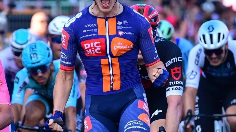 Passa il Giro d’Italia. Tutte le scuole chiuse. E mille bandiere rosa per colorare la città