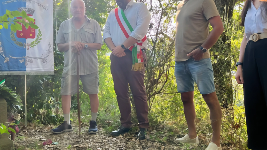 La cerimonia con il sindaco Alessio Mugnaini in ricordo dei nove montespertolesi che nel luglio del 1944 furono uccisi dai nazisti nella frazione di Lucciano La cerimonia con il sindaco Alessio Mugnaini in ricordo dei nove montespertolesi che nel luglio del 1944 furono uccisi dai nazisti nella frazione di Lucciano