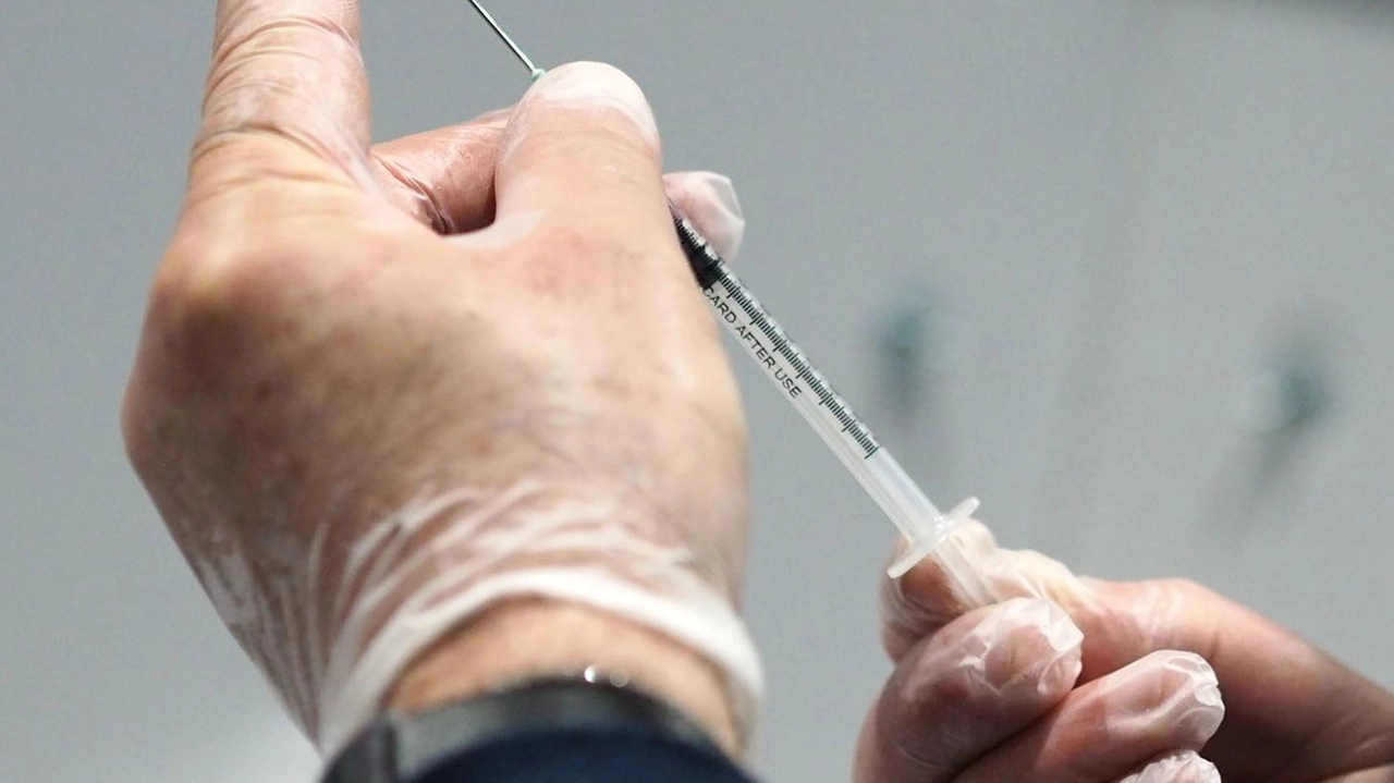 Per viaggi verso destinazioni tropicali o con standard igienico-sanitari inferiori, è fondamentale informarsi sui rischi e le vaccinazioni necessarie. In Toscana centro, è attivo un ambulatorio dedicato alla medicina del viaggiatore per prenotare le vaccinazioni. Per viaggi verso destinazioni tropicali o con standard igienico-sanitari inferiori, è fondamentale informarsi sui rischi e le vaccinazioni necessarie. In Toscana centro, è attivo un ambulatorio dedicato alla medicina del viaggiatore per prenotare le vaccinazioni.