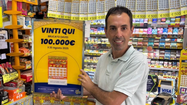 Anthony Brucato nella sua tabaccheria, dove è avvenuta la clamorosa vincita Anthony Brucato nella sua tabaccheria, dove è avvenuta la clamorosa vincita