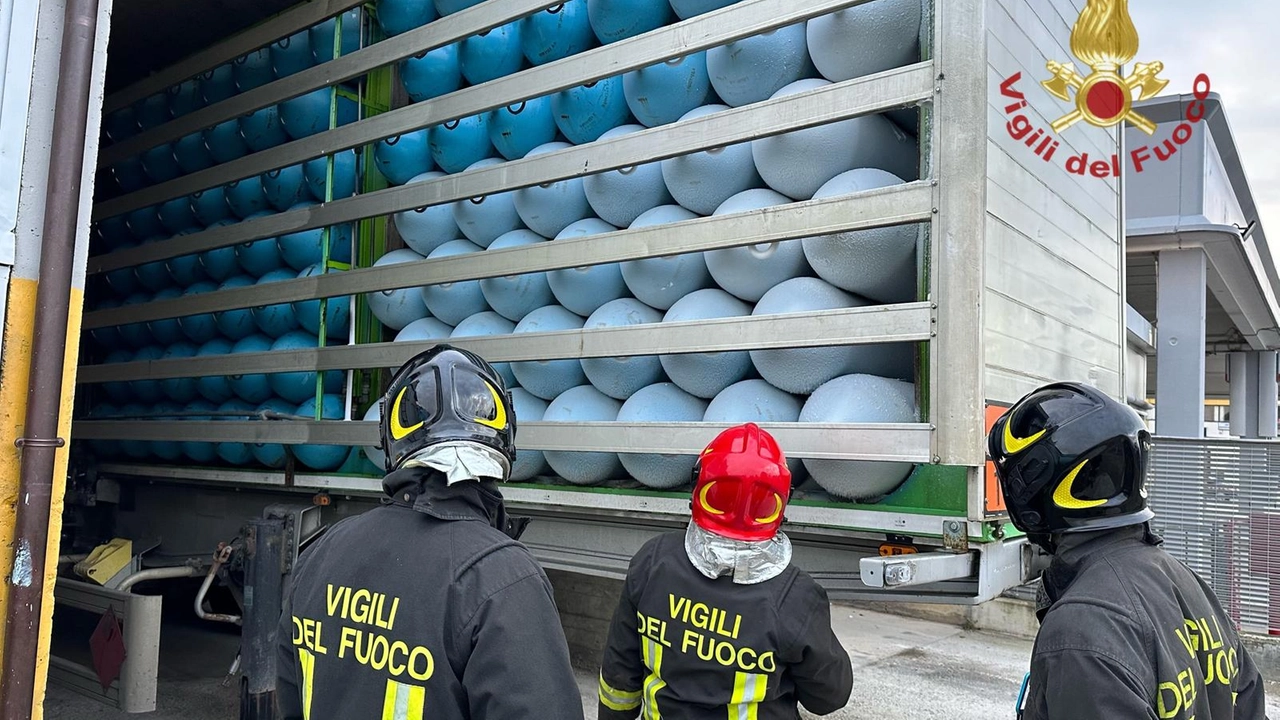Maxi sversamento di gas metano: vigili del fuoco sul posto-- Maxi sversamento di gas metano: vigili del fuoco sul posto--