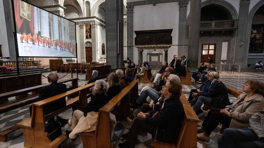 da roma a firenze l addio al papa sempre dalla parte degli ultimi centinaia di fedeli in san lorenzo