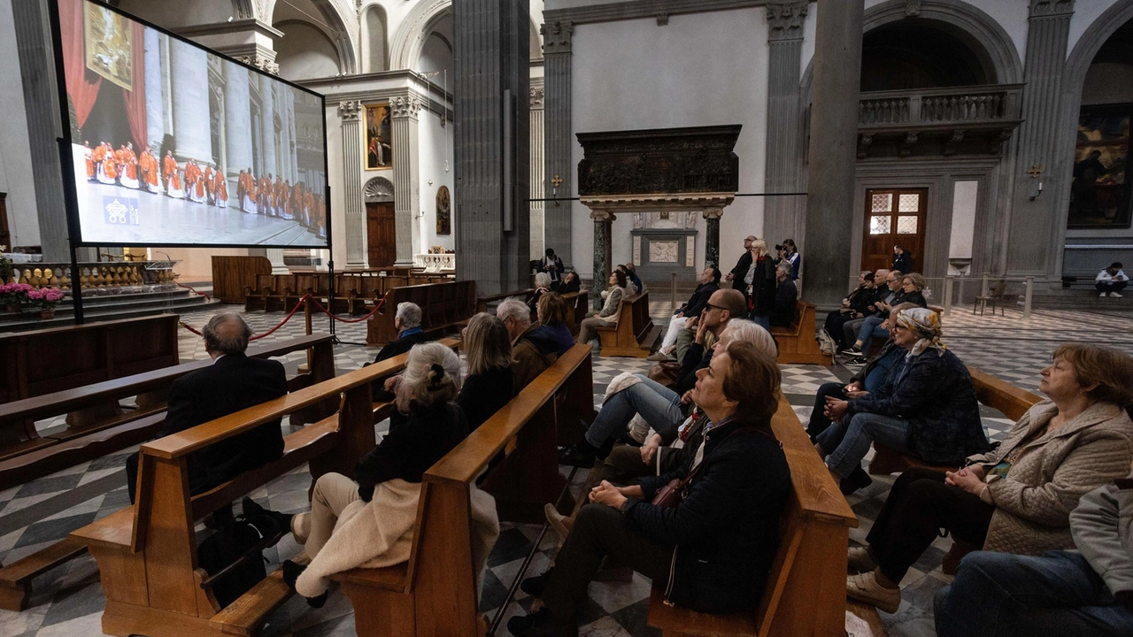 Più di duecento i fedeli nella basilica di San Lorenzo per seguire i funerali al maxischermo