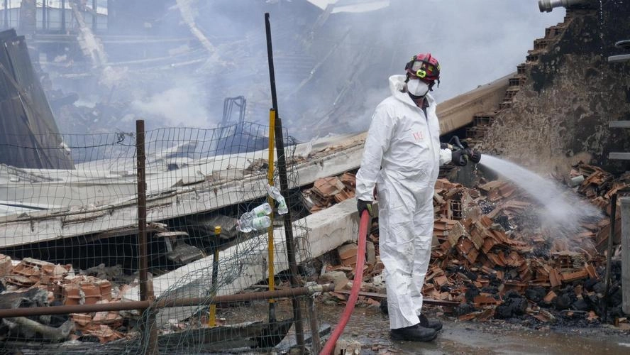 L’imprenditore, titolare del maglificio, aveva una grande quantità di merce in uno dei capannoni devastati. Una telecamera avrebbe ripreso una fiammata dai pancali della Verrilli. Calamai: "Episodi gravissimo". L’imprenditore, titolare del maglificio, aveva una grande quantità di merce in uno dei capannoni devastati. Una telecamera avrebbe ripreso una fiammata dai pancali della Verrilli. Calamai: "Episodi gravissimo".