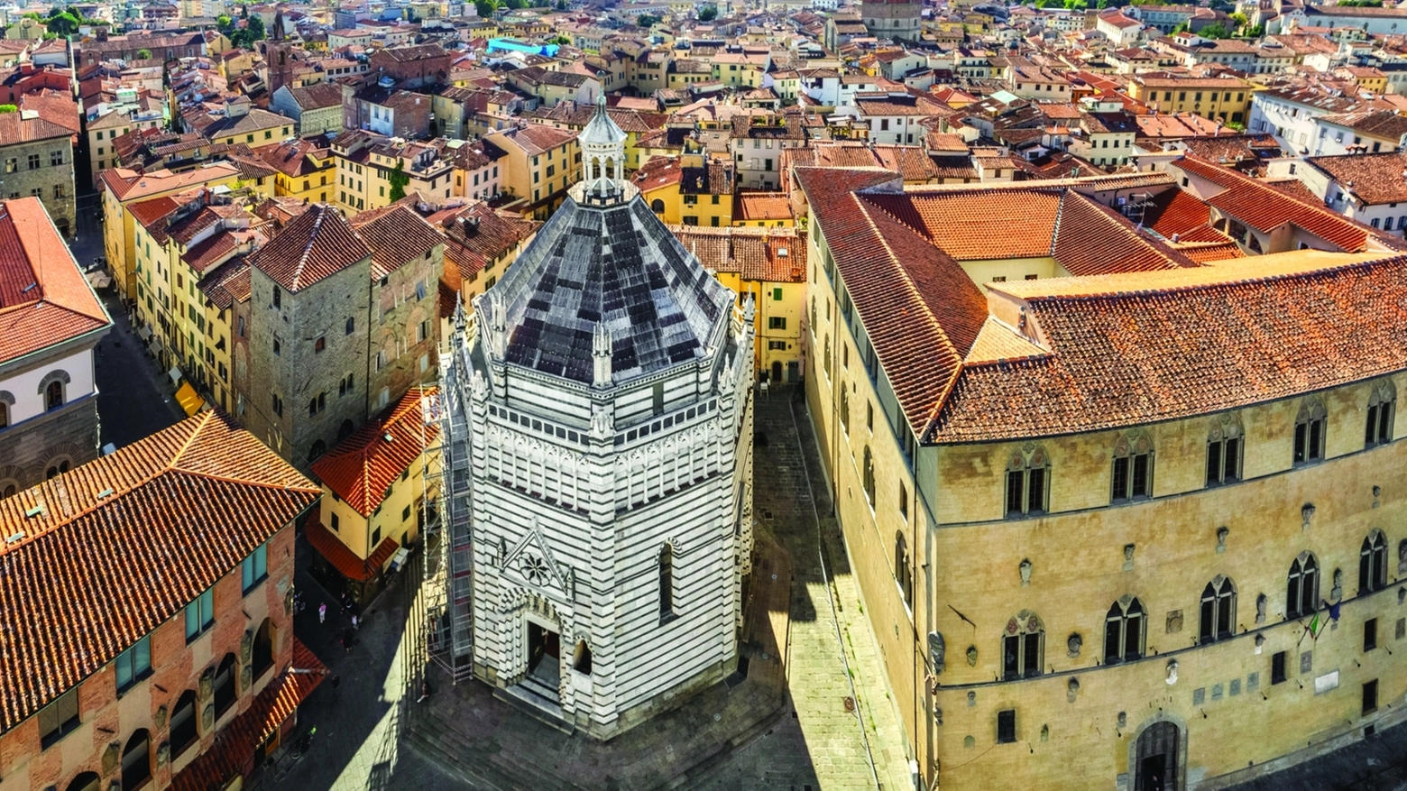 Una panoramica del suggestivo centro storico di Pistoia