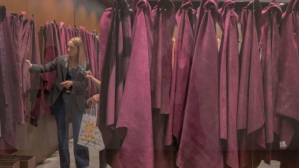 Delegati e pensionati del Distretto del Cuoio si riuniscono per discutere della crisi nel settore moda e delle prospettive future, in vista dello sciopero generale del 29 novembre. Sindacati e lavoratori esprimono preoccupazione per la mancanza di misure concrete da parte del governo. Delegati e pensionati del Distretto del Cuoio si riuniscono per discutere della crisi nel settore moda e delle prospettive future, in vista dello sciopero generale del 29 novembre. Sindacati e lavoratori esprimono preoccupazione per la mancanza di misure concrete da parte del governo.