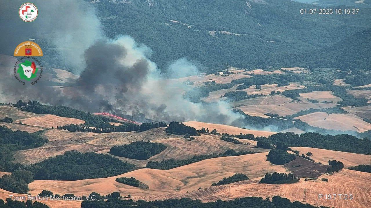 La Toscana nella morsa del fuoco. Vasto incendio a Pomarance, fiamme all’Argentario La Toscana nella morsa del fuoco. Vasto incendio a Pomarance, fiamme all’Argentario