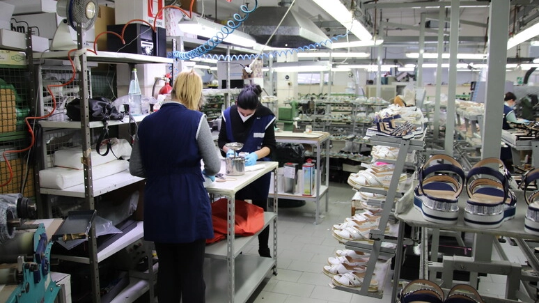 Una ditta di scarpe (Foto di repertorio) Una ditta di scarpe (Foto di repertorio)