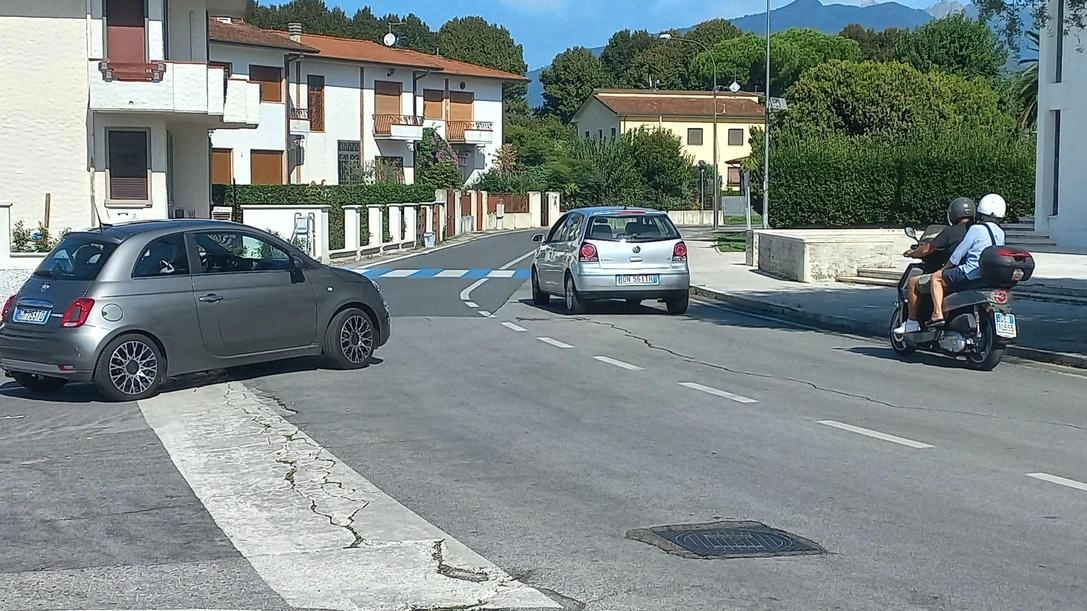 Il pericoloso incrocio vicino alla chiesa Il pericoloso incrocio vicino alla chiesa