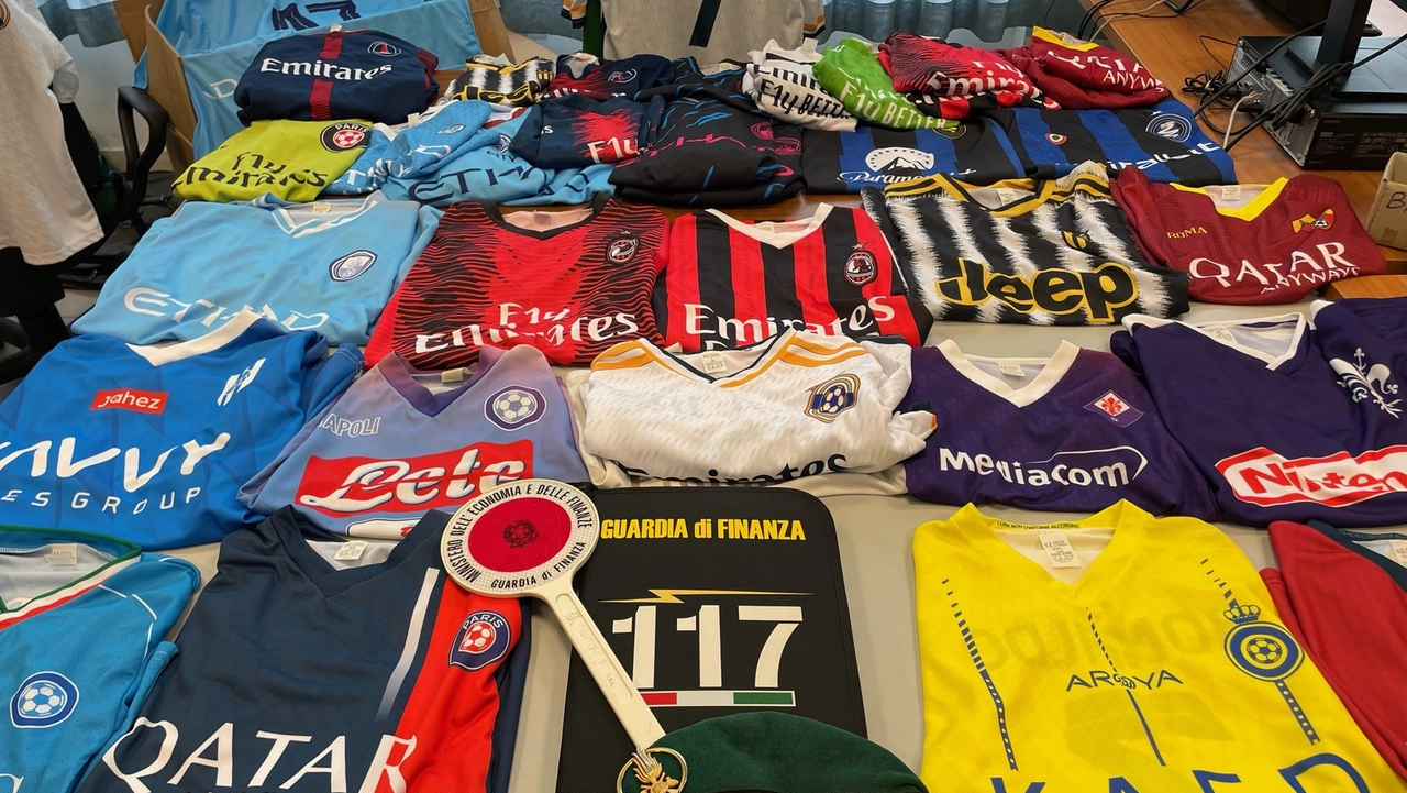 Le maglie contraffatte e sequestrate dalla Guardia di finanza Le maglie contraffatte e sequestrate dalla Guardia di finanza