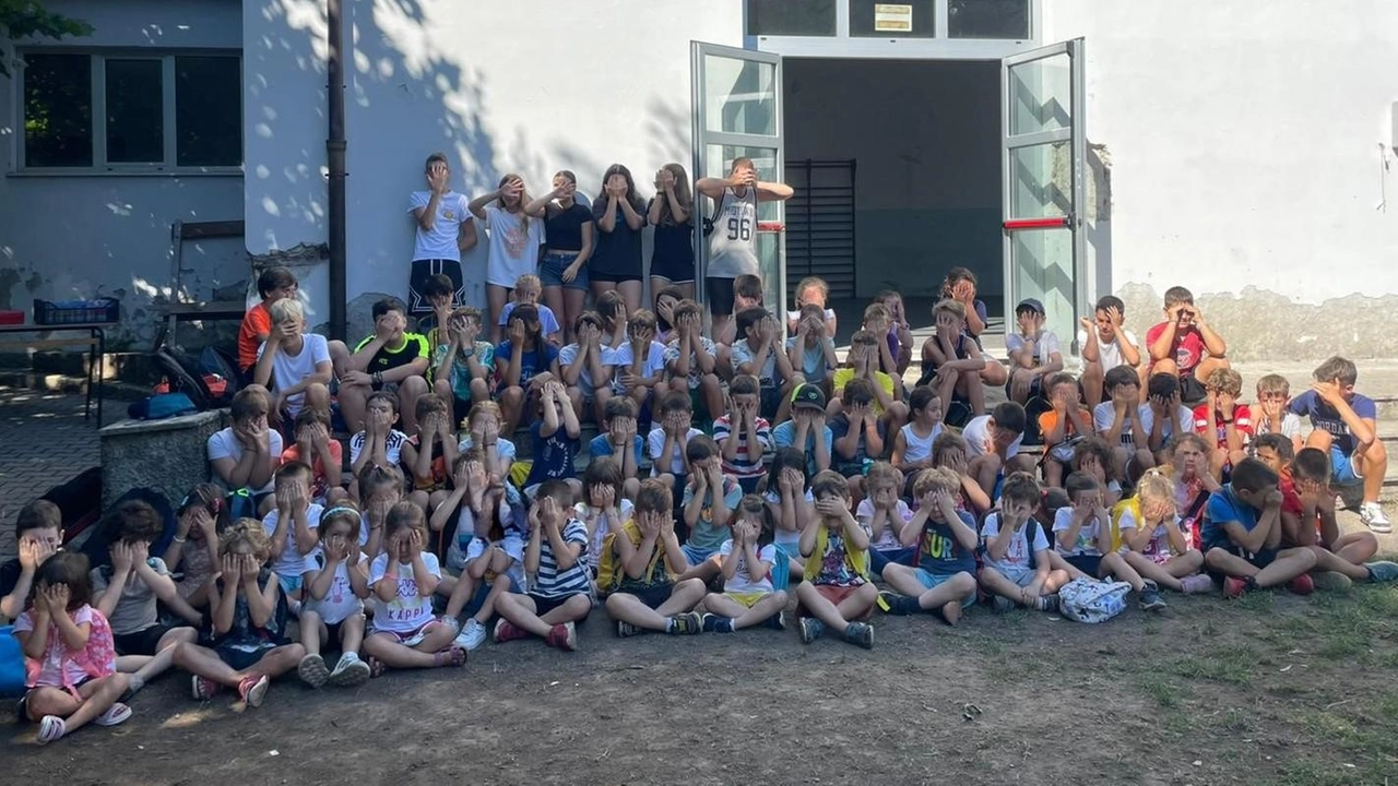 Un gruppo di bambini che hanno partecipato ai centri estivi di Pontremoli Un gruppo di bambini che hanno partecipato ai centri estivi di Pontremoli