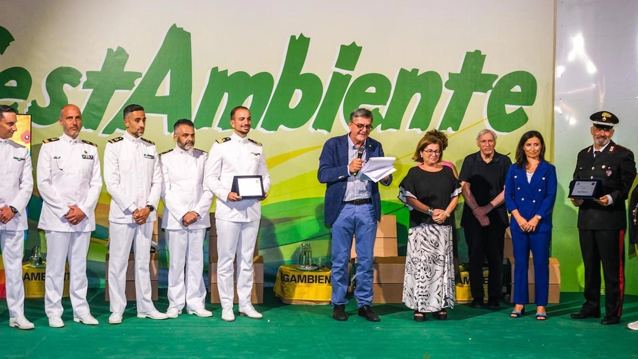 Il premio nazionale ’Ambiente e Legalità’ è stato assegnato al personale della Guardia Costiera di Porto Santo Stefano... Il premio nazionale ’Ambiente e Legalità’ è stato assegnato al personale della Guardia Costiera di Porto Santo Stefano...