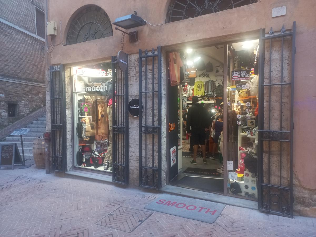 Assalto al negozio, terrore in via Oberdan: ferito un commerciante Assalto al negozio, terrore in via Oberdan: ferito un commerciante