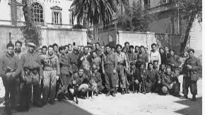 I partigiani in posa a Viareggio subito dopo la liberazione dall’oppressione nazifascista. Viareggio subì gravi perdite durante l’avanzata alleata e la città stessa fu al centro di terribili bombardamenti aerei che distrussero numerosi edifici I partigiani in posa a Viareggio subito dopo la liberazione dall’oppressione nazifascista. Viareggio subì gravi perdite durante l’avanzata alleata e la città stessa fu al centro di terribili bombardamenti aerei che distrussero numerosi edifici