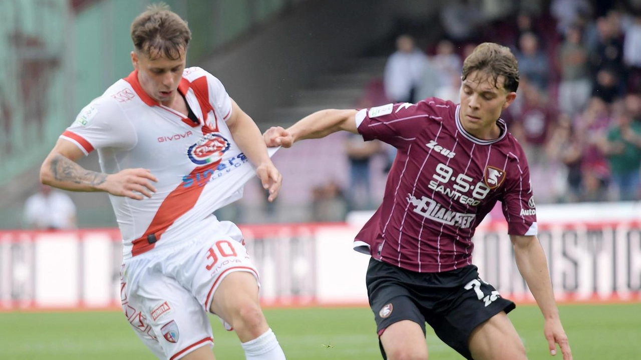 Amatucci (a destra con la maglia della Salernitana) fra gli obiettivi dello Spezia