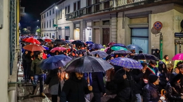 Fiaccolata alla Rufina, un migliaio di persone sotto la pioggia per Eleonora Guidi: “Sempre nei nostri cuori”