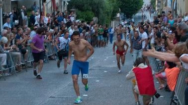 Gli atleti, in rappresentanza dei Comuni di appartenenza, si sfideranno. nei 1440 metri che caratterizzano la corsa a piedi, con la possibilità di ostacolarsi o di agevolare il capitano della squadra attraverso trattenute, spinte, placcaggi