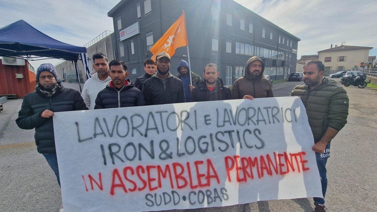 Alcuni lavoratori della Iron & Logistics in assemblea permanente Alcuni lavoratori della Iron & Logistics in assemblea permanente