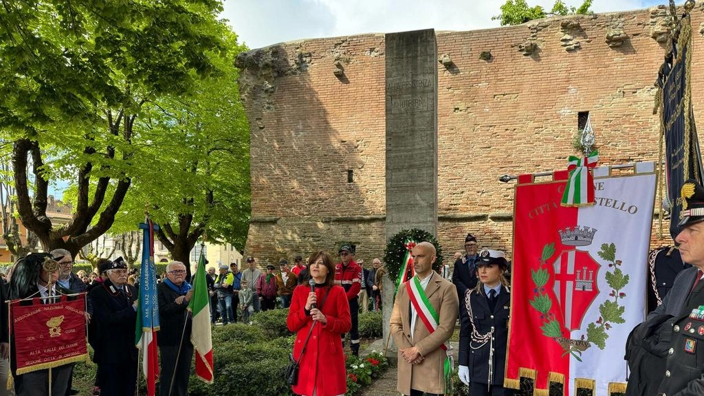 Dopo il corteo, la deposizione delle corone d’alloro al monumento della resistenza altotiberina