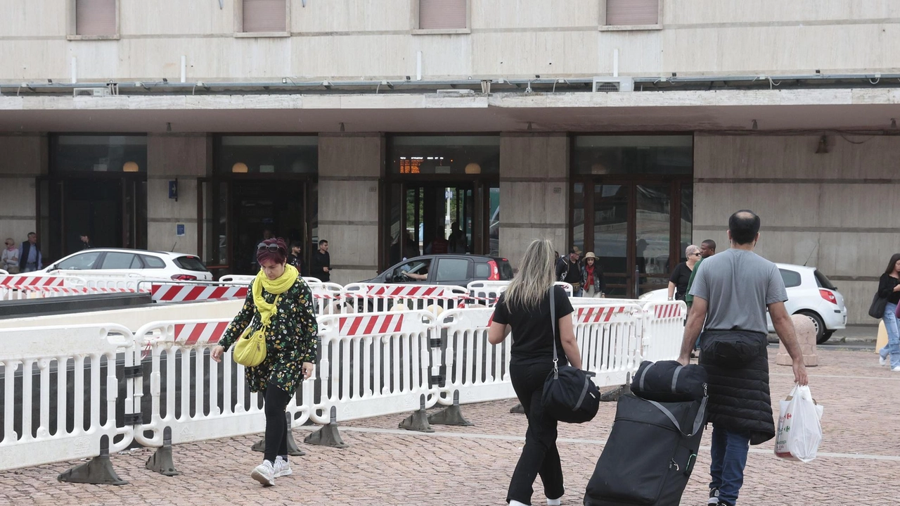 Transennamento per i danni al tavertino delle fontane e all’area taxi: previsti due mesi di lavoro. Nel Piano triennale 300mila euro per la risistemazione: via le fontane, aiuole e verde, carreggiata più ampia. Transennamento per i danni al tavertino delle fontane e all’area taxi: previsti due mesi di lavoro. Nel Piano triennale 300mila euro per la risistemazione: via le fontane, aiuole e verde, carreggiata più ampia.