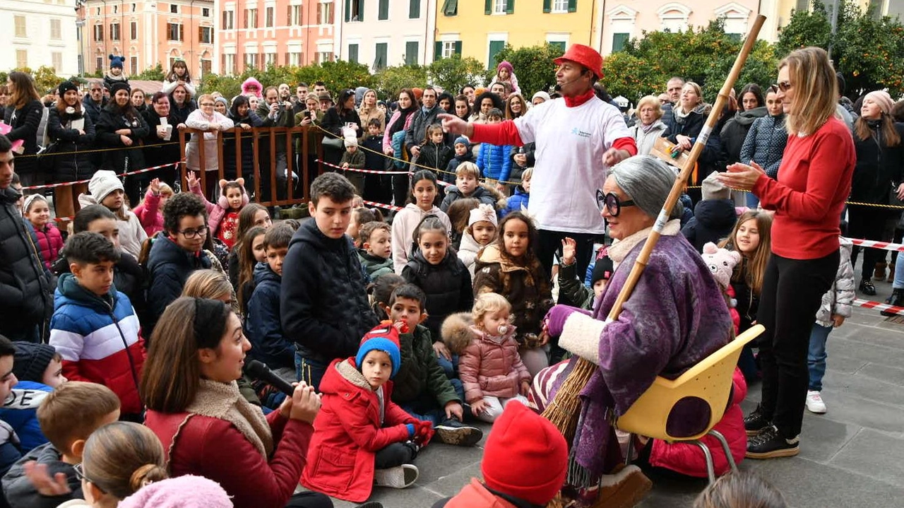 Soddisfazione del sindaco Gianni Lorenzetti: "Evento da difendere". A Massa la ’vecchina’ arriva dal mare, stand in centro per i bambini. Soddisfazione del sindaco Gianni Lorenzetti: "Evento da difendere". A Massa la ’vecchina’ arriva dal mare, stand in centro per i bambini.